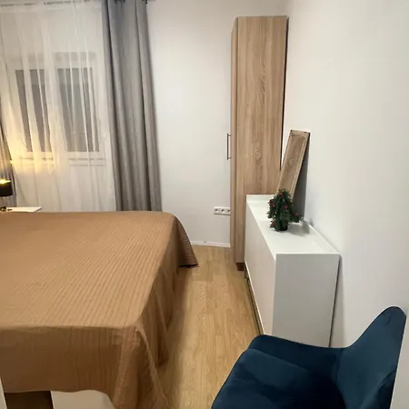 3 Barat Apartament Kehidakustány